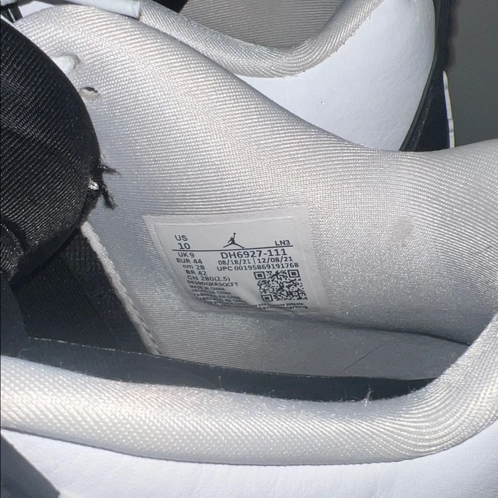 Jordan 4 “Military Black” White Black-Neutral Grey
Black and White Sneakers - Picture 3 of 8